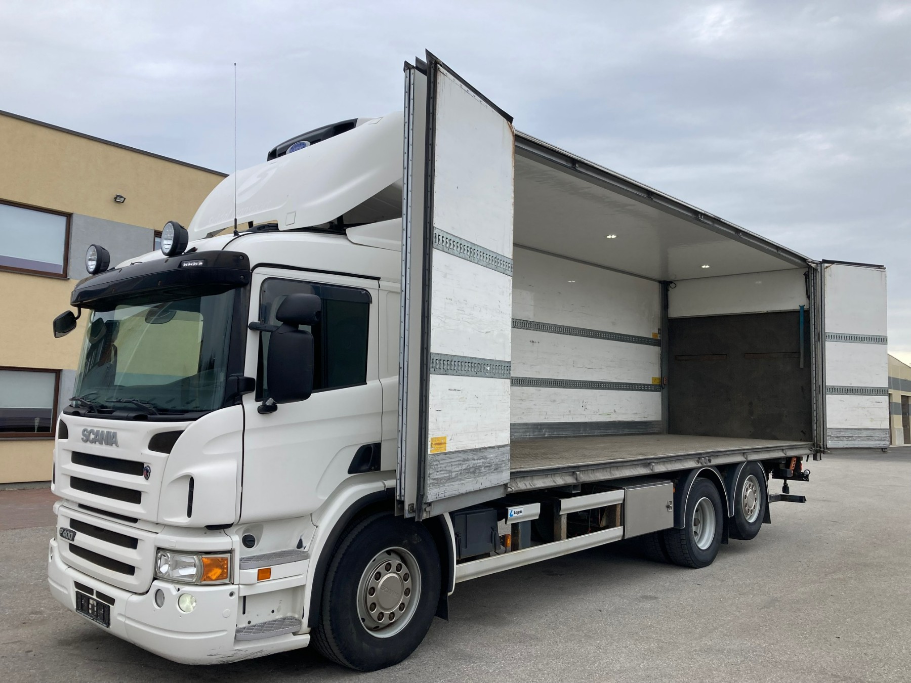 Scania P400 6X2*4 SIDE OPENING + RETRADER + CARRIER 